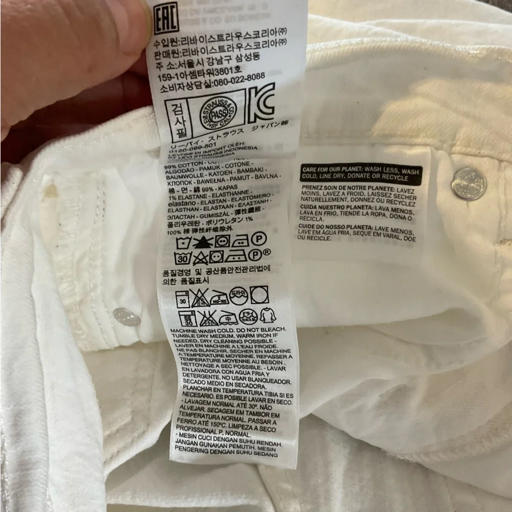 Levis levi’s white